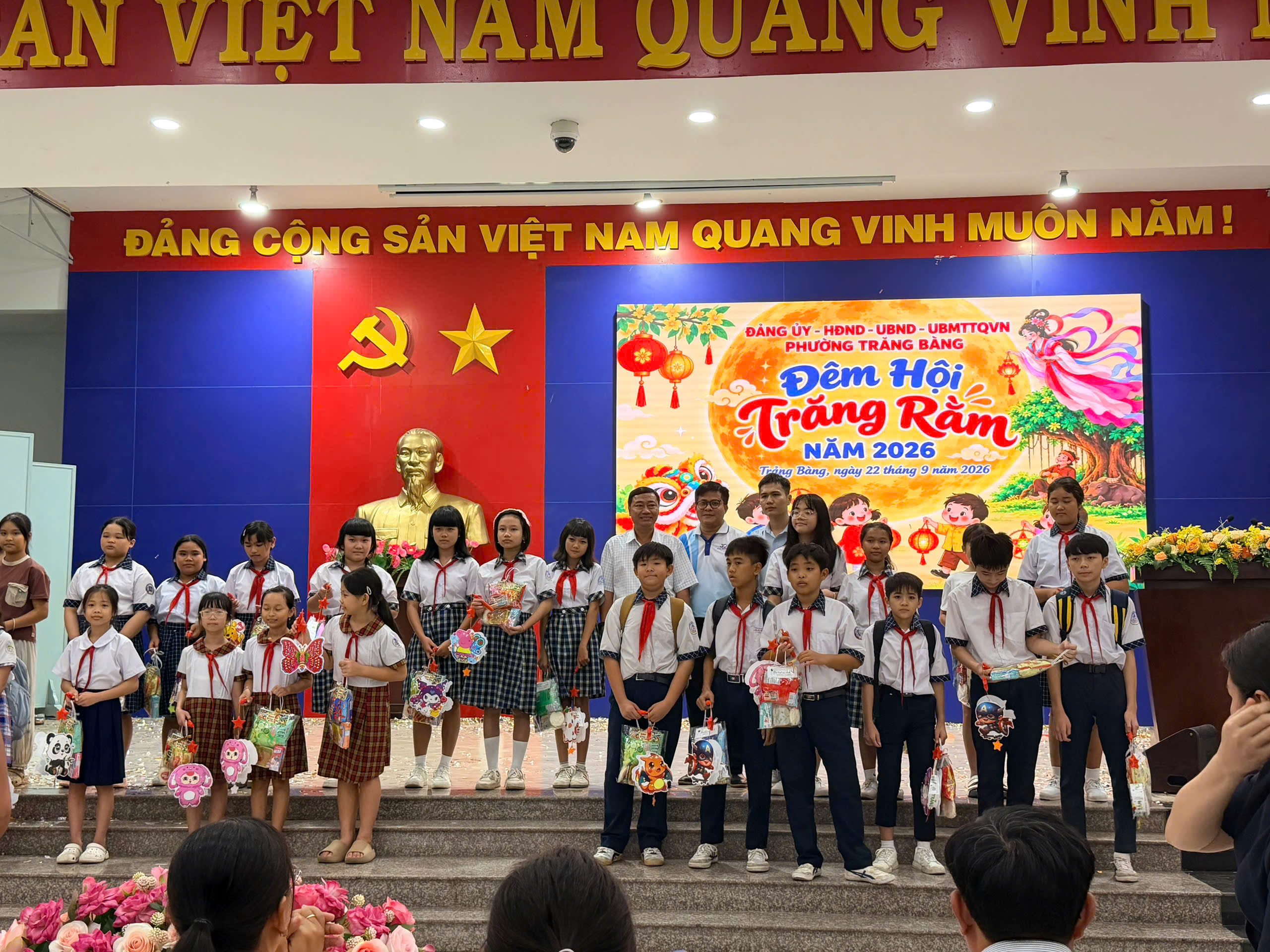 ĐÊM HỘI TRĂNG RẦM 2026: CÔNG TY PHÚC VƯƠNG LAN TỎA YÊU THƯƠNG VÀ NÂNG NIU KÝ ỨC TUỔI THƠ